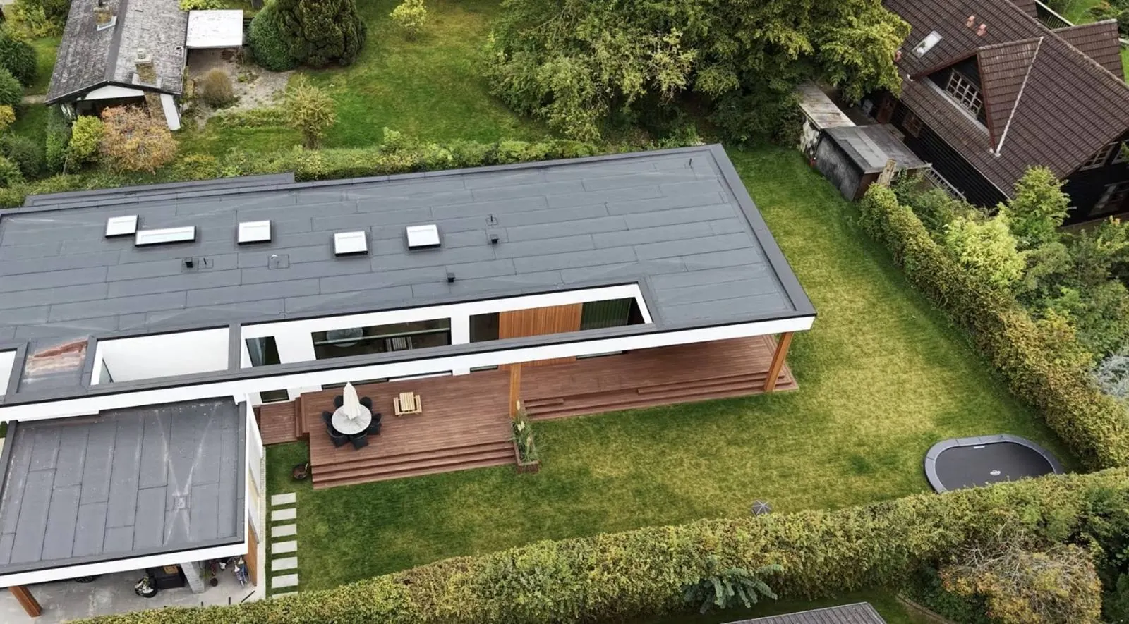 Dronefoto af hus med nyt fladt tag og ovenlysvinduer