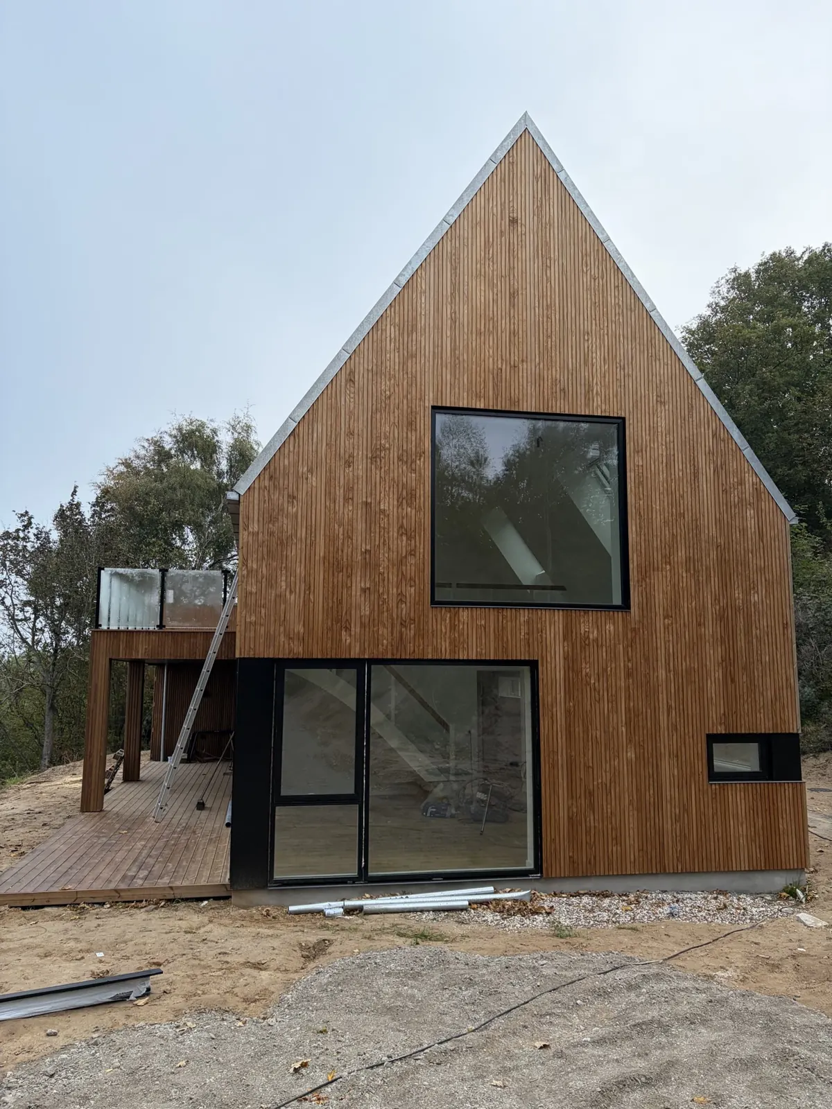 Gavl med stort vindue og skydedøre