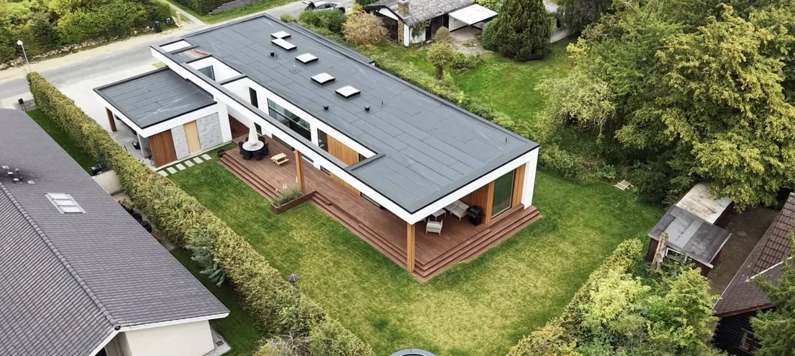 Terrassen løber langs hele huset