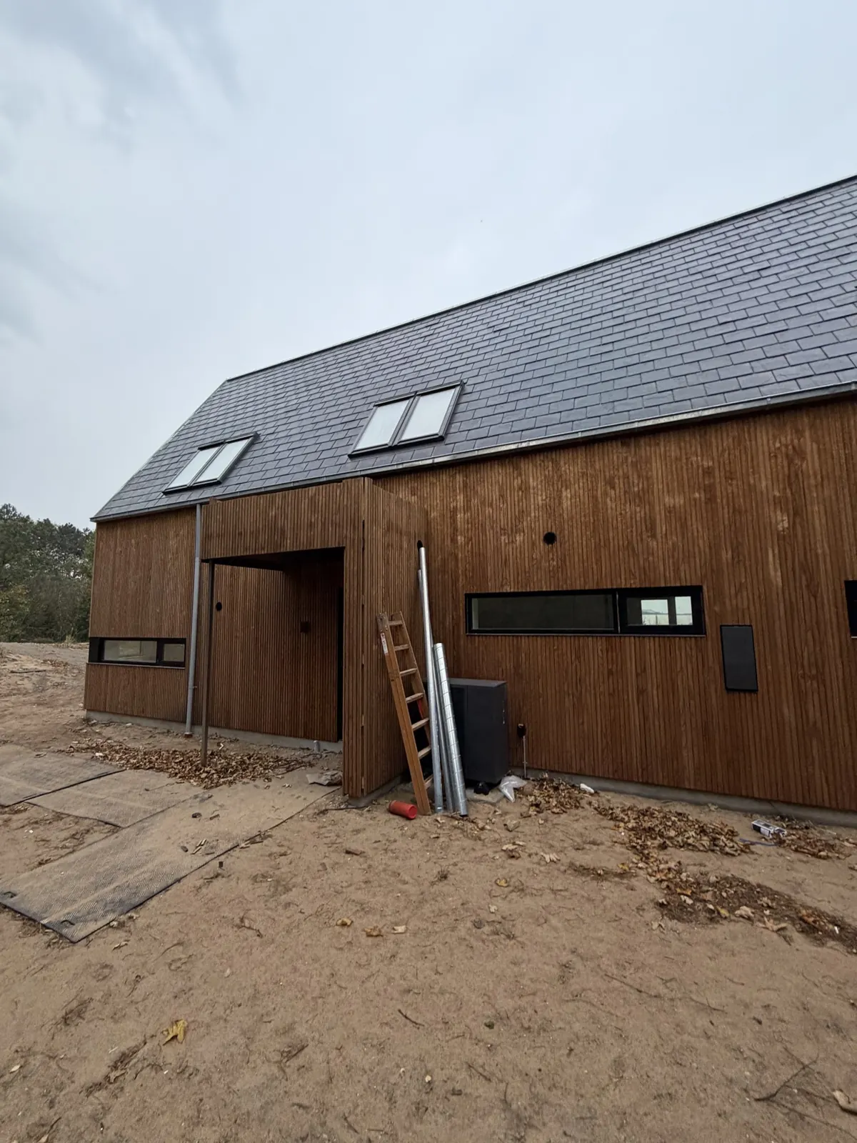 Overdækket indgang og båndvindue i træfacaden